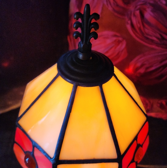 ❤️SOLD❤️ Tiffany Style Stained Glass Flower Accent Lamp - Picture 3 of 5